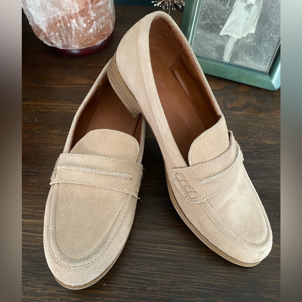 Universal Threads light tan/beige suede loafer, size 8.